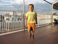 Dlaczego małe dzieci zwykle biegną lub podskakują, idąc z rodzicami? 
Wydatek energetyczny dzieci idących razem z rodzicami jest najmniejszy, 
jeśli połączą one chód z biegiem.
Fot. Alessandro Zangrilli, źródło: http://commons.wikimedia.org/wiki/File:A_child_running.jpg?uselang=pl, dostęp: 08.04.2014

