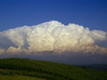 Gromadzące się około południa chmury kłębiaste, a zwłaszcza ciemniejąca w dolnej części chmura w kształcie kowadła, to oznaki zbliżającej się burzy. Fot. Astronautilus - Own work, CC BY 3.0, https://commons.wikimedia.org/w/index.php?curid=13302495