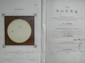 Strona tytułowa „Die Sonne” P.A. Secchi ze zdjęciem plam na Słońcu, ręcznie wklejanym do każdego egzemplarza książki, wydanie z 1872 roku. Fot. Jan Kalabiński 
