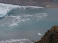Z "Fugla" roztaczają się wspaniałe widoki m.in. na czoło lodowca Hansa. Na wodzie widoczny ślad &nbsp;po ocieleniu się lodowca (fot. E. Kapusta)