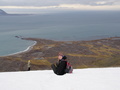 Śnieg pod wierzchołkiem Fugla. Na dalszym planie Zatoka Białego Niedżwiedzia, nad którą położona jest Stacja Polarna Hornsund. Biały pas wzdłuż brzegu to bryły lodu... (fot. E. Kapusta)
