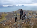 Ze wzgórza Arie, zamieszkanego przez alczyki, rozciągają się wspaniałe widoki na okolice Stacji i góry po drugiej stronie fiordu Hornsund. Broń myśliwska jest obowiązkowym elementem każdego wyjścia w teren, na wypadek spotkania z nieżyczliwym niedźwiedziem (fot. W. Piotrowski)&nbsp;