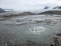 Widowiskowe źródło wód podziemnych, również pochodzących z topnienia lodowca (w oddali jego czoło) (fot. W. Piotrowski) &nbsp;