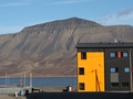 Nowoczesna zabudowa Longyearbyen - na zdjęciu nowy akademik UNIS-u
