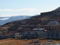 Charakterystyczne, kolorowe zabudowania mieszkalne Longyearbyen
