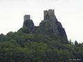 Bazaltowe skały na wzgórzu Trosky, na których zbudowano baszty średniowiecznego zamku.