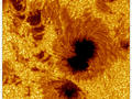 Fot. 3. Plamy słoneczne sfotografowane za
pomocą dużego teleskopu słonecznego; widoczne są struktury układające się
wzdłuż linii sił pola magnetycznego. (Źródło: http://helio.astro.uni.wroc.pl/img_opisslonca/AR10030_4877_color_svst_big.htm).