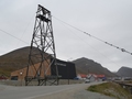 Kontrasty w Longyearbyen: na pierwszym planie podpora nieczynnej kolei linowej, służącej kiedyś do transportu węgla. Na drugim - nowoczesna bryła domu kultury (fot. M. Bulanda)
