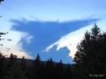 Górna, włóknista część, niemal oderwała się od zasadniczej części chmury Cumulonimbus (godz 20:16). Najwidoczniej konwekcja osłabła po zachodzie słońca.