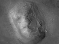 I ta sama słynna marsjańska "twarz Sfinksa" sfotografowana z innej perspektywy. (dracul.kill.pl)