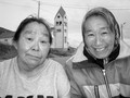 Inuitki współcześnie nie zawsze ubierają się w tradycyjne stroje. 
Fot. André Perron, źródło: http://commons.wikimedia.org/wiki/File:Femmes_Nain.jpg