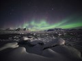 Gdy na
nocnym niebie polarnik zobaczy zorzę, woła innych polarników do wspólnej
kontemplacji tego zjawiska. Fot.
Witold Kaszkin