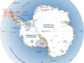 Placówki badawcze w Antarktyce wg wykazu COMNAP z 2015 r. Czerwony: całoroczne stacje polarne; pomarańczowy: letnie stacje polarne; zielony: obozy; żółty: schronienia (refugia). Pogrubieniem wskazano największe stacje, zdolne pomieścić ponad 50 osób w okresie zimowym.

