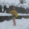 Chłopiec po kąpieli w basenie termalnym na śniegu (fot. M. Kołodziejska)