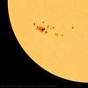 Fot. 1. Wielka grupa plam słonecznych, oraz
kilka mniejszych plam, widoczne 9 lipca 2012 r. (Źródło: http://www.spaceweather.com/)