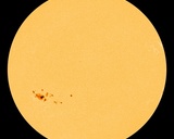 Fot. 1. Wielka grupa plam słonecznych, oraz
kilka mniejszych plam, widoczne 9 lipca 2012 r. (Źródło: http://www.spaceweather.com/)