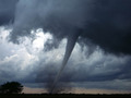 Tornado, jedno z pojawiających się coraz częściej zjawisk pogodowych w Polsce ukazuje zmieniające się warunki klimatyczne. (fot. z.: wikipedia.org)