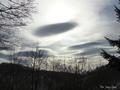 7. Chmury Altocumulus lenticularis widoczne w kierunku słońca.