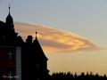 8. Wielopoziomowy Altocumulus lenticularis o zachodzie słońca.