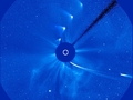 3. Siedem nałożonych na siebie obrazów komety ISON z instrumentu LASCO (satelita SOHO), wykonanych od 27 listopada do 1 grudnia (http://spaceweathergallery.com/).