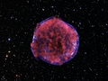 Mgławica
powstała wskutek wybuchu supernowej w 1572r. Obraz na podstawie obserwacji w
zakresie rentgenowskim. Źródło:http://urania.pta.edu.pl/pliki/field/image/sn1572_xray.jpg

