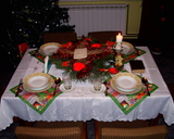 Przykład tradycyjnego stołu wigilijnego. (www.wikipedia.pl)&nbsp;
