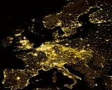 Satelitarny obraz Europy nocą pokazujący rozmieszczenie obszarów silnego zanieczyszczenia świetlnego