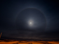 Halo to zjawisko optyczne w atmosferze, efekt odbicia światła księżyca na kryształkach lodu, z których składają się chmury piętra wysokiego. Fot. Katarzyna Jankowska